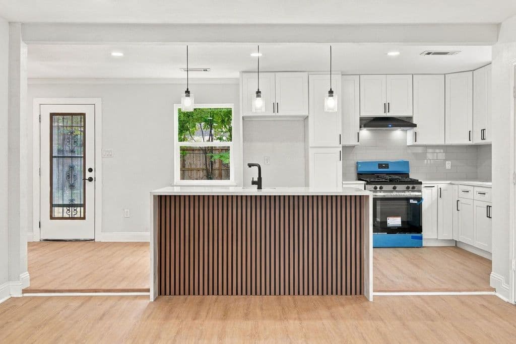 Cocina con isla y acabados en madera